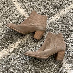 Dolce Vita Suede Bootie sz 8